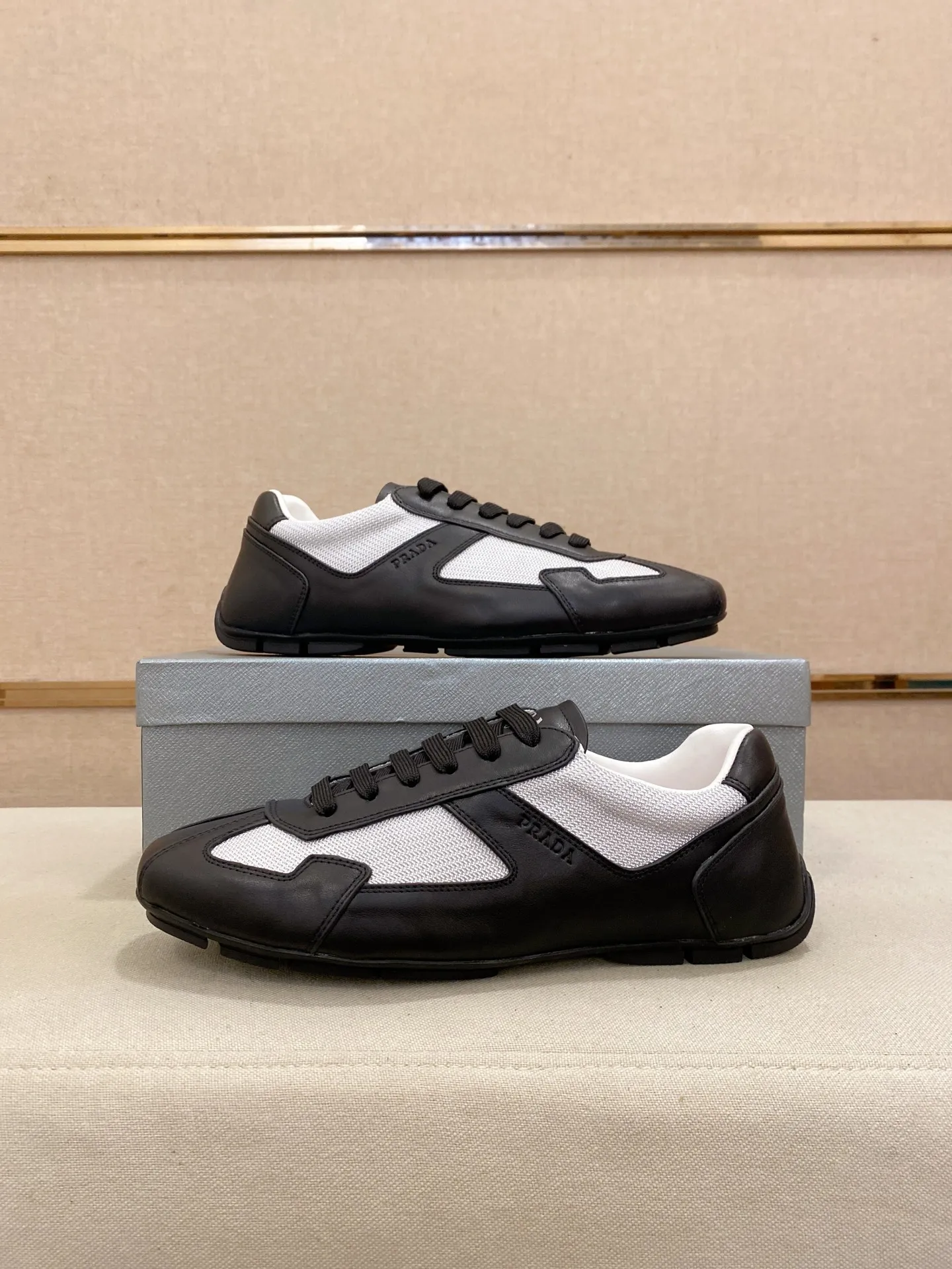 Men's shoes 💰 480💰 ✔️✔️✔️Top high version High-quality new PRADA (Prada) counters are launched at the same time. The new men's shoes and 😘fabrics are purely handmade in Niujing. Lining: Full cowhide lining. 👍🏿High-end☄️Open-molded non-slip rubber outsole, exquisite lines, simple and elegant, comfortable and high-end for leisure travel. Code number: 38-44. Can be customized45